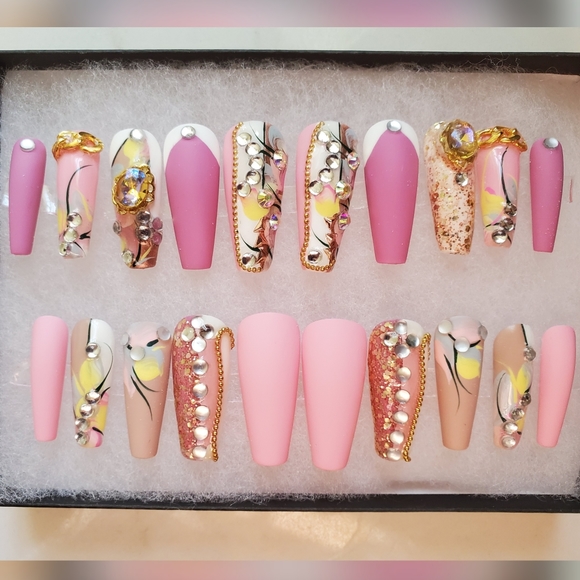 Luxurious press-on Nails - Picture 8 of 16